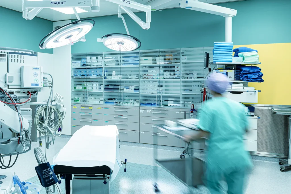 Eine Mitarbeiterin bringt medizinisches Mterial in den Operationssaal