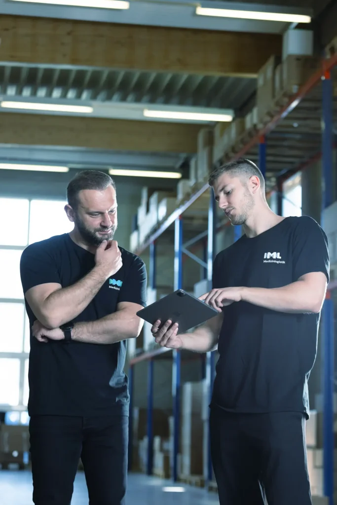 IML Mitarbeiter besprechen im Lager die nächte Lieferung.