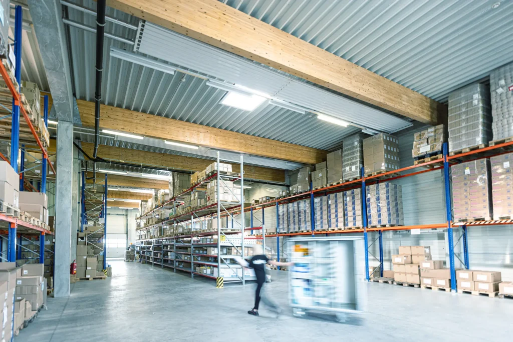 Eine IML Mitarbeiterin bewegt sich rasch durch die Lagerhalle