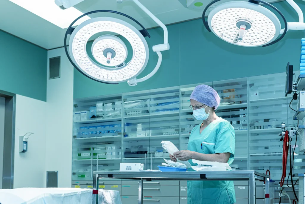 Eine Ärztin bereitet mit von IML geliefertem medizinischen Material die nächste Operation vor.