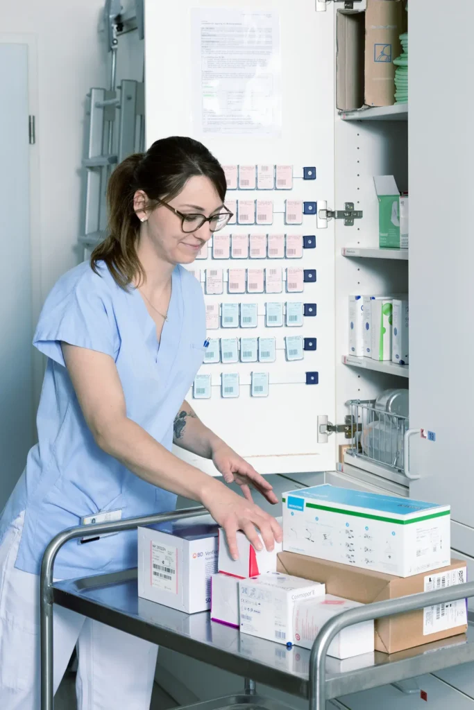 Eine Krankenschwester begutachtet im Schwesternzimmer, von IML geliefertes, medizinisches Material.